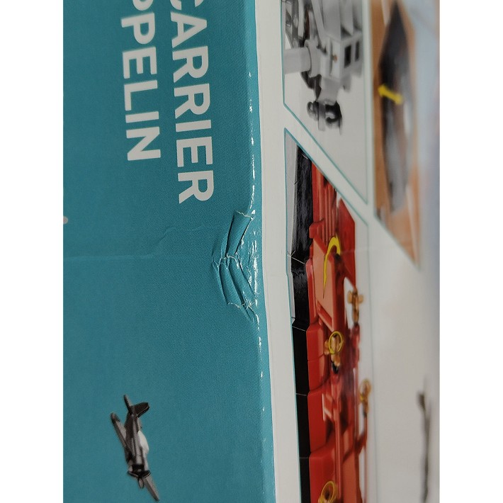 Aircraft Carrier Graf Zeppelin - uszkodzone opakowanie - fot. 2