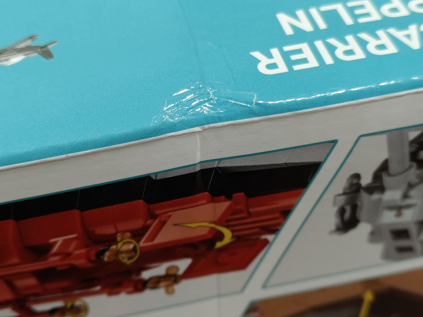 Aircraft Carrier Graf Zeppelin - uszkodzone opakowanie - fot. 4