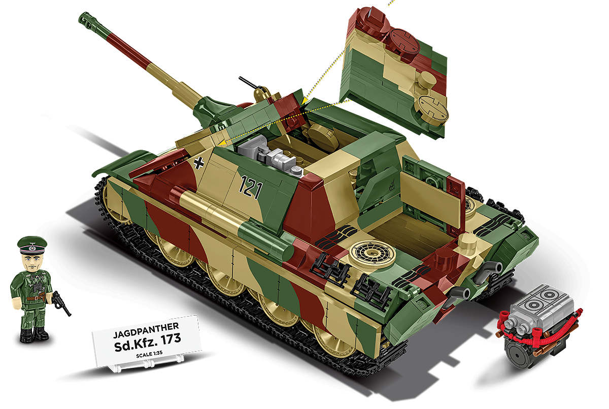 Widok całego zestawu z modelem Jagdpanther Sd.Kfz. 173, figurką, tabliczką kolekcjonerską, otwartymi klapami oraz klockowym modelem silnika ustawionym obok pojazdu.