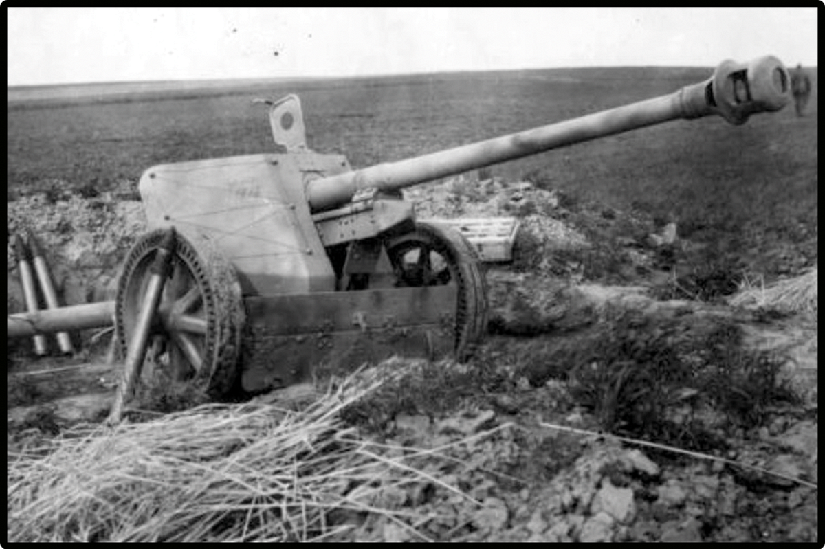 Archiwalne zdjęcie niemieckiej armaty przeciwpancernej 7,5 cm PaK 40.