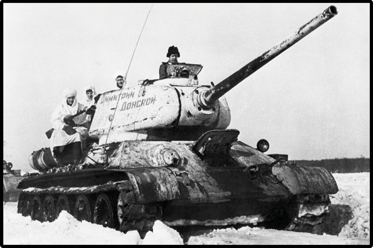 Archiwalne zdjęcie czołgu T-34-85 z kolumny pancernej „Dmitrij Donskoj”.