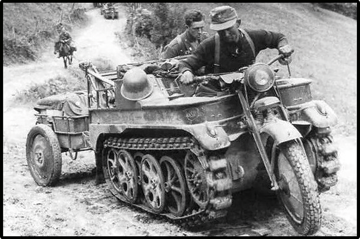 Historyczne zdjęcie półgąsienicowego pojazdu Kettenkrad z przyczepą.