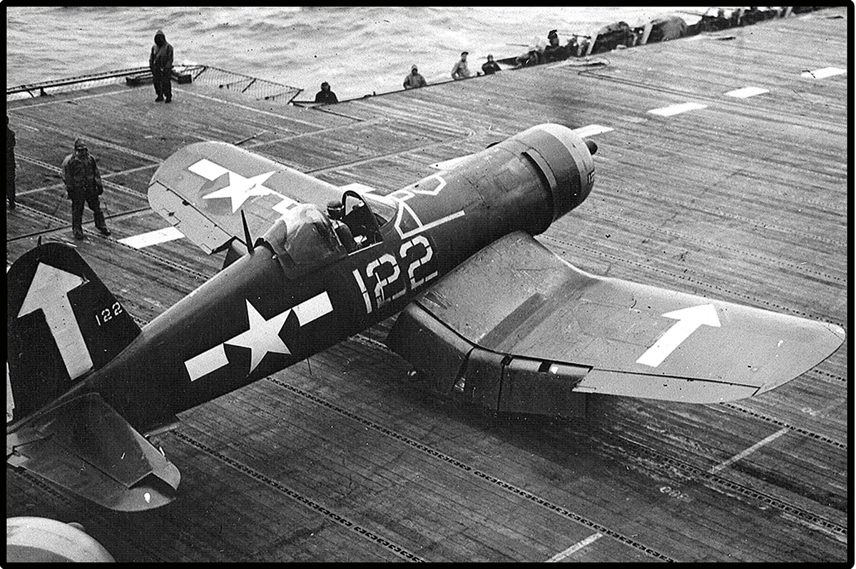 Archiwalna fotografia oryginalnego myśliwca VOUGHT F4U-1D CORSAIR.